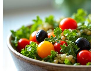 Donna che prepara un'insalata fresca e colorata, simbolo di nutrizione personalizzata.