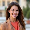 Ritratto di Chiara, donna sui 38 anni, con un sorriso aperto e amichevole.