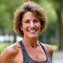 Ritratto sorridente di Giulia, donna sui 40 anni, che emana fiducia e benessere.