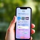 Smartphone che mostra un'app di meditazione con foglie verdi sullo sfondo