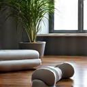 Manubri e tappetino da yoga in un ambiente domestico pulito