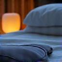 Maschera per il sonno e dispositivo per il rumore bianco su un comodino